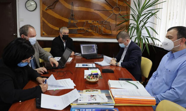 Primarul Ştefan Ilie a semnat contractul pentru achiziţionarea a 10 autobuze electrice