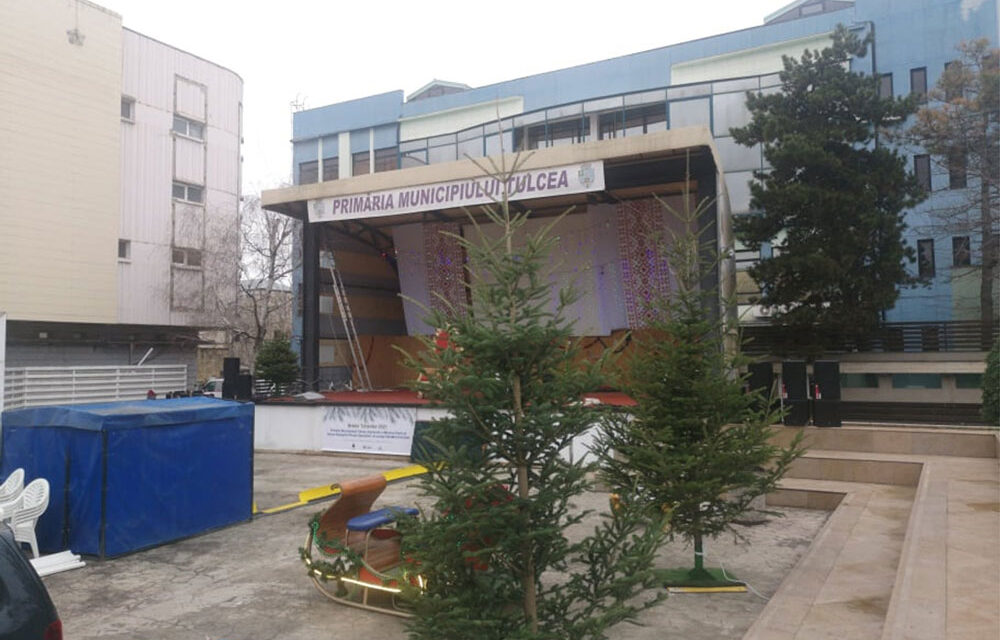 Crăciun în Piaţa Civică: Tulcenii, aşteptaţi să împodobească trei brazi