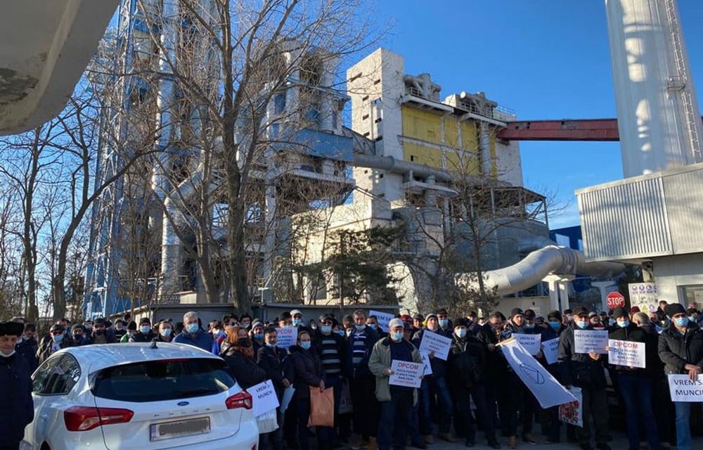 Circa 300 de angajaţi ai Alum Tulcea au protestat faţă de preţul crescut la energie