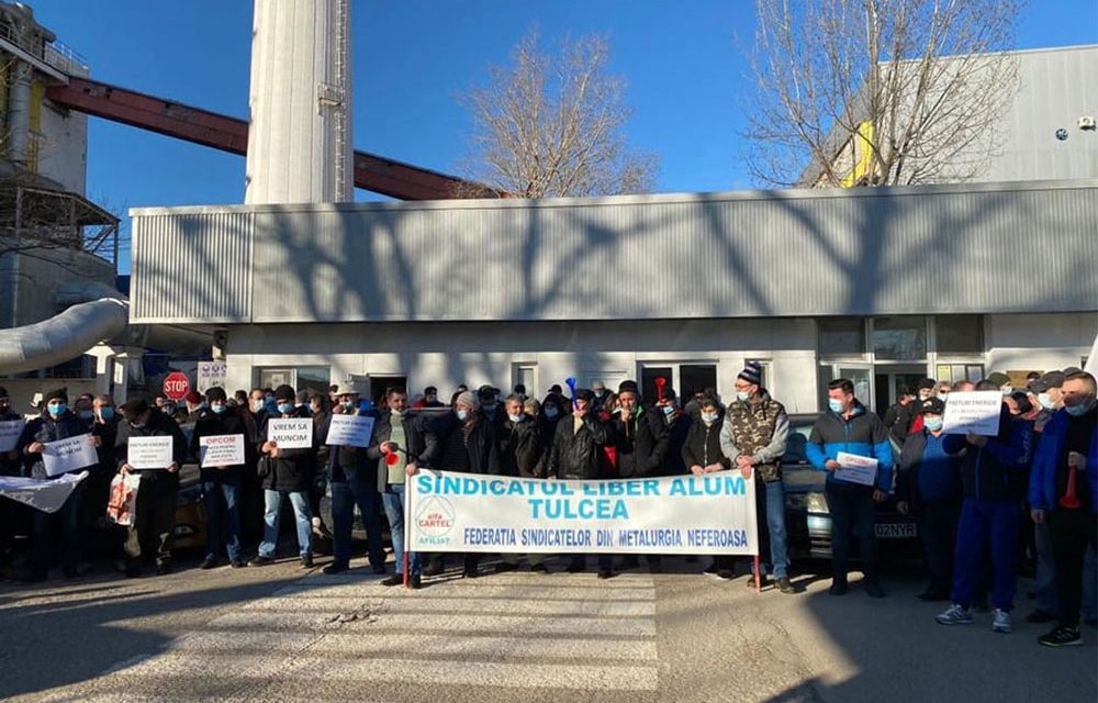 Sindicaliştii Alum Tulcea vor protesta luni, în faţa Prefecturii judeţului