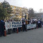 Sindicaliştii de la Alum, protest în faţa Prefecturii Tulcea: „Jos Guvernul! Demisia ministrului Energiei”