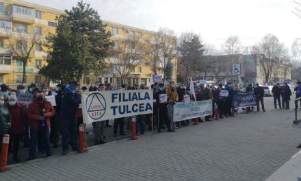 Sindicaliştii de la Alum, protest în faţa Prefecturii Tulcea: „Jos Guvernul! Demisia ministrului Energiei”