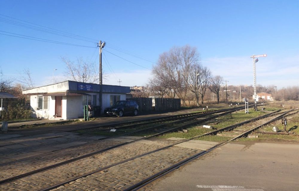 Trecerea la nivel cu calea ferată de pe strada Dumitru Ivanov, amenajată cu dale elastice de cauciuc