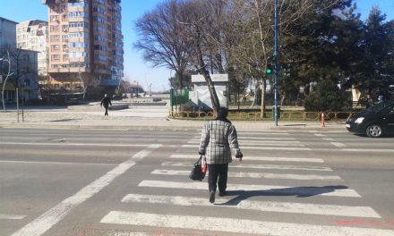 Pensionarii tulceni, nemulţumiţi: nu au timp să traverseze strada Isaccei