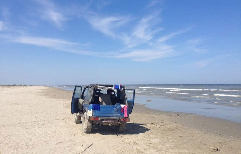 Regulament nou, reguli vechi: fără maşini, skijeturi, campare sau instalare de beach-baruri pe plajele din Deltă
