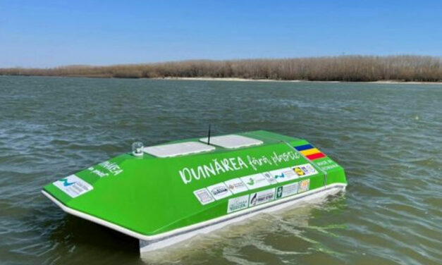 „Green Cat”, catamaranul care adună deşeuri, lansat azi pe Lacul Ciuperca