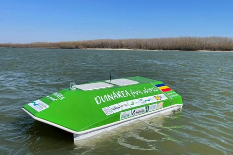 “Green Cat”, catamaranul care adună deşeuri, lansat azi pe Lacul Ciuperca