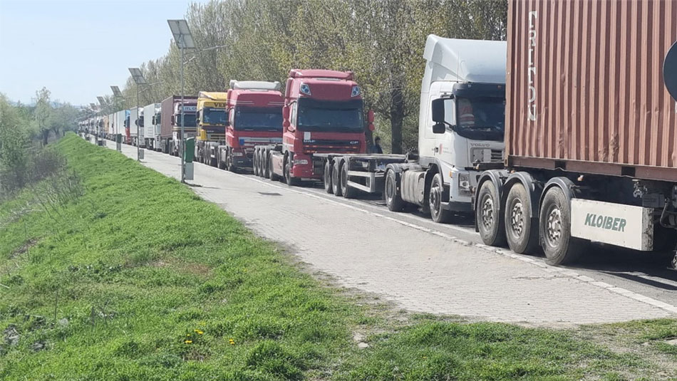Peste 100 de TIR-uri aşteaptă zilnic la Isaccea să iasă din România spre Ucraina