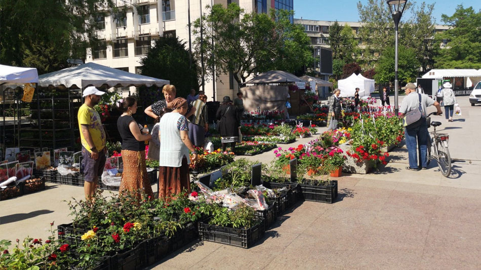 Târg de flori, ateliere de creaţie şi activităţi umanitare, în Piaţa Civică