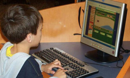 Doar 12 elevi tulceni vor primi bani pentru achiziţionarea unui calculator