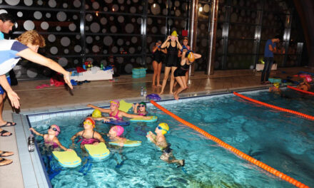 Zeci de elevi tulceni iau lecţii gratuite de înot