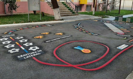 Primăria Tulcea implementează jocurile Playform în curtea şcolii, pentru a-i încuraja pe copii să se joace afară în timpul recreaţiei