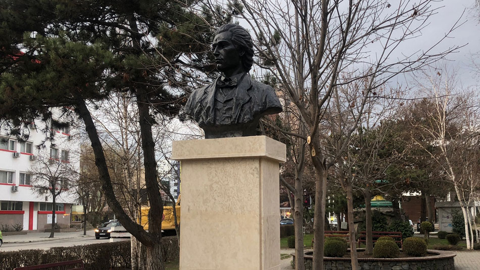 Bustul lui Mihai Eminescu, inaugurat mâine în parcul TAVS