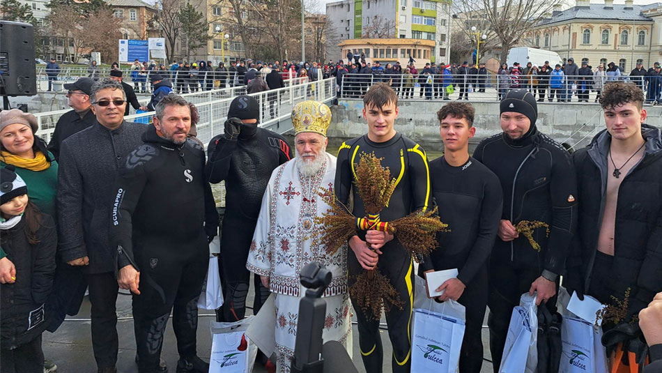 Matei Neculai, un sportiv de 16 ani, a scos Crucea sfinţită din Dunăre, la Tulcea