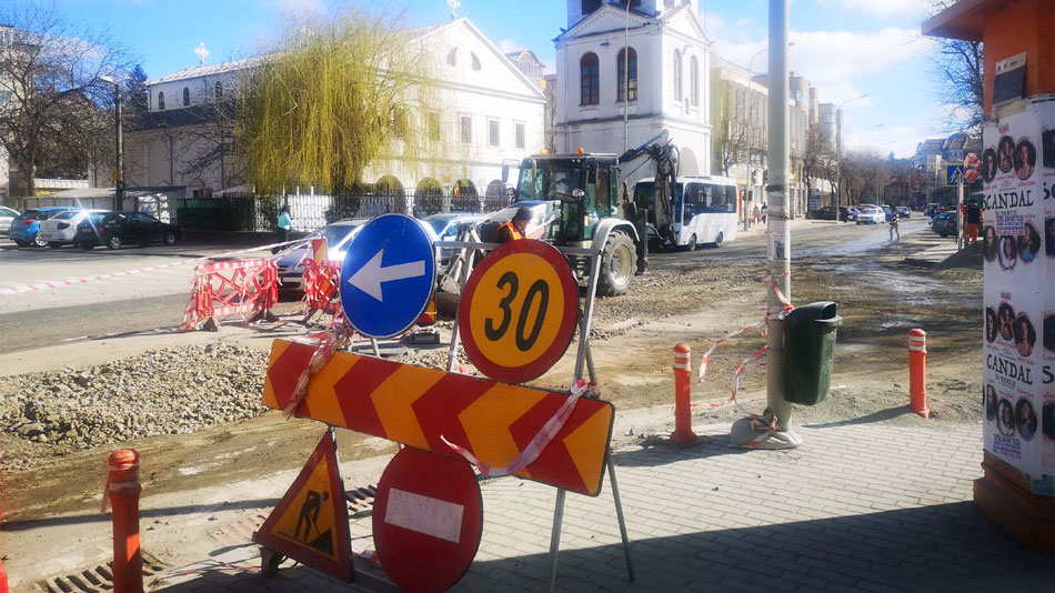 Începe asfaltarea străzii Păcii din municipiu