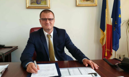 Guvernatorul Gabriel Marinov nu susţine turismul cu avionul în Deltă