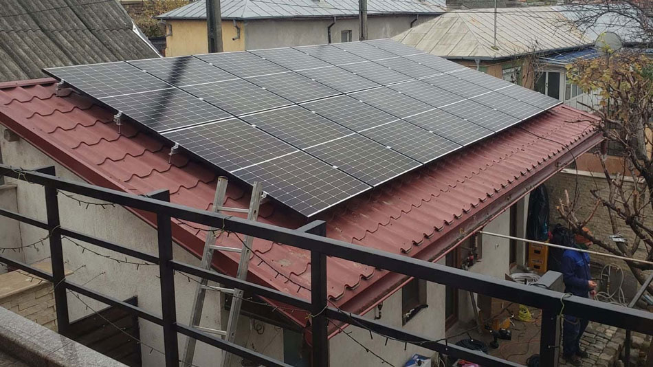 Instalatorii de sisteme fotovoltaice subvenţionate, obligaţi să depună garanţii de minim 40.000 de euro