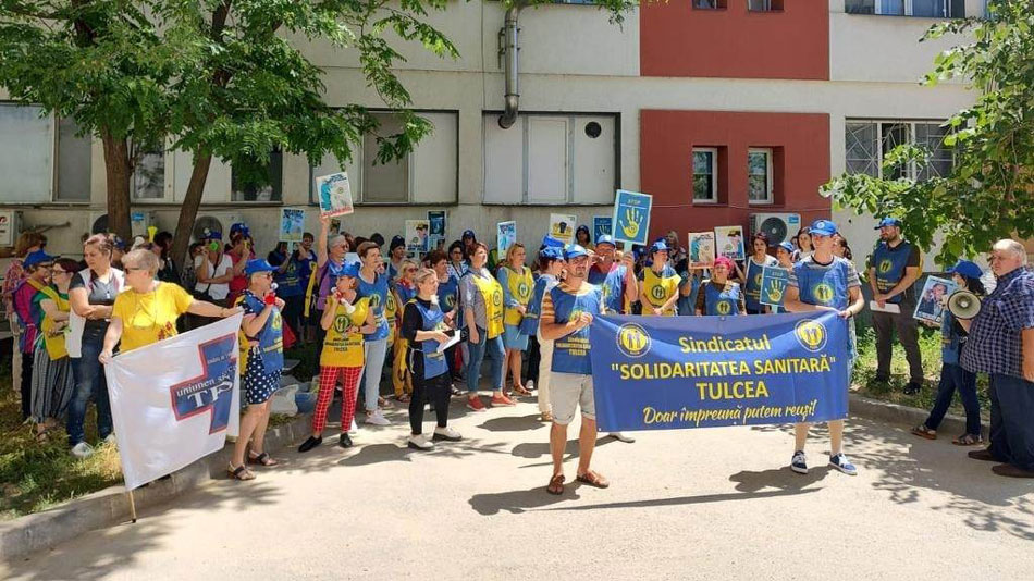 Circa 100 de membri ai Sindicatului Solidaritatea Sanitară Tulcea au pichetat Spitalul Judeţean