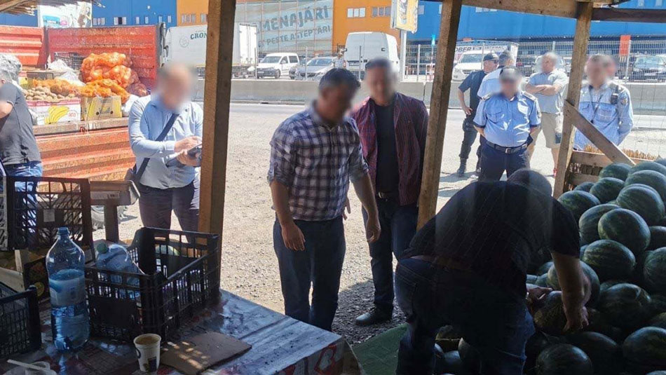 Poliţiştii locali tulceni au confiscat peste 2,5 tone de legume şi fructe de la comercianţi neautorizaţi