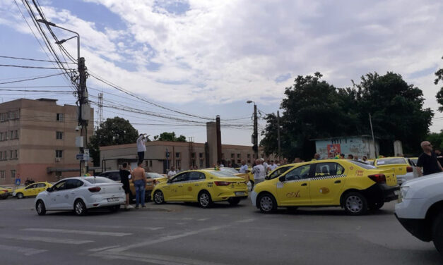 Protest al taximetriştilor la Tulcea împotriva Bolt şi Uber