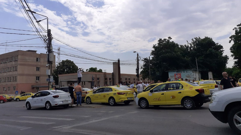 Protest al taximetriştilor la Tulcea împotriva Bolt şi Uber