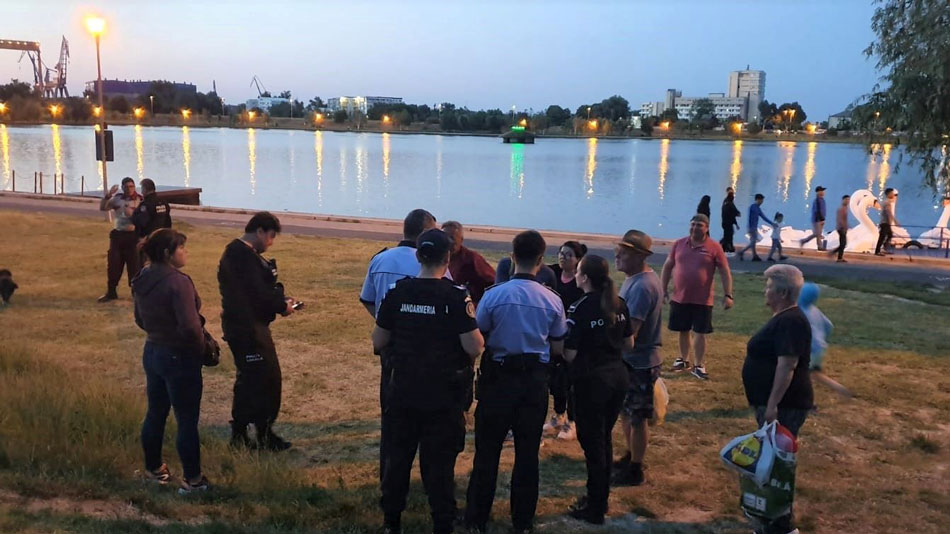 Scandal la picnic, pe malul lacului Ciuperca: supărat pe petrecăreţi, un agent de pază i-a „parfumat” cu spray lacrimogen