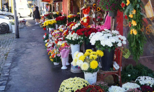 Regulamentul de comerţ stradal, modificat:Afacerile cu flori se mută în cimitirele din municipiu