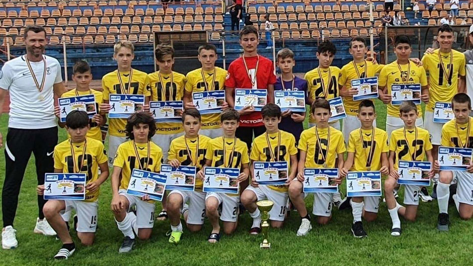 Patru tineri pregătiţi de Clubul de Fotbal Victoria Delta Tulcea, transferaţi la CS Dinamo Bucureşti