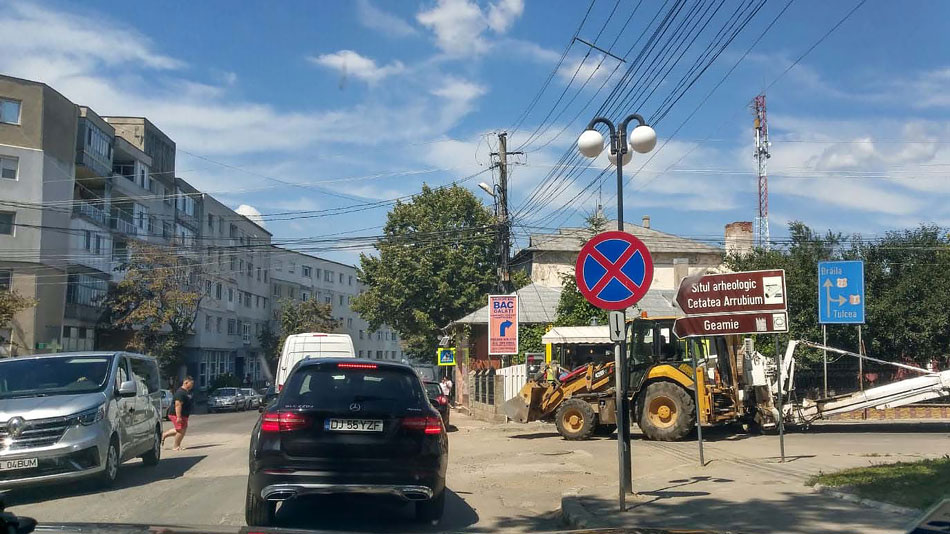Protest la Măcin după ce CNAIR a interzis parcarea maşinilor în centrul oraşului