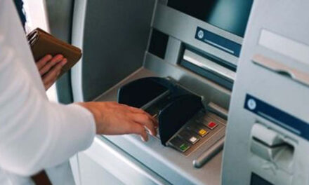 Persoana care şi-a uitat banii în ATM, aşteptată la Poliţia Tulcea, pentru a-i recupera