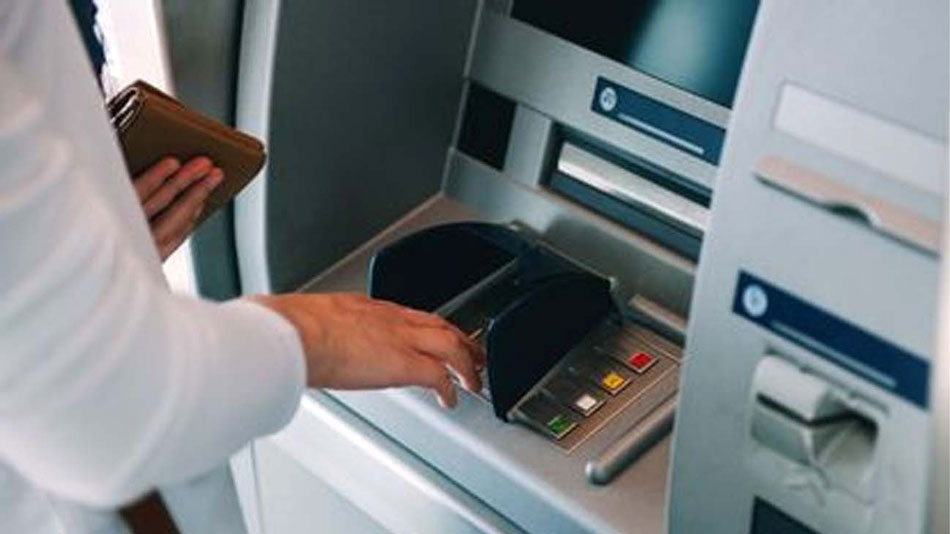 Persoana care şi-a uitat banii în ATM, aşteptată la Poliţia Tulcea, pentru a-i recupera