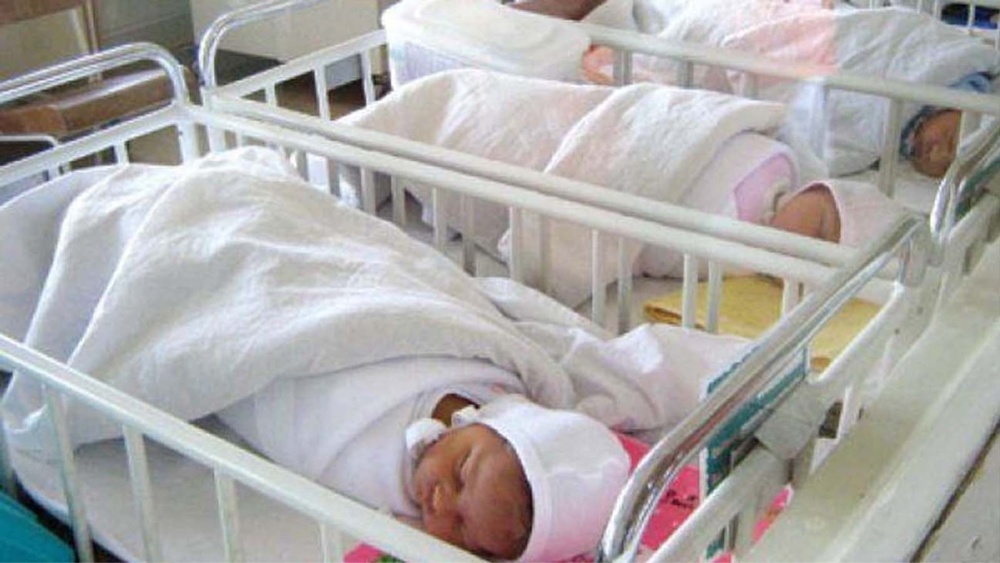 Bebeluşi abandonaţi în maternitatea din Tulcea