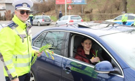 De 1 martie, poliţiştii tulceni au oferit flori şi ciocolată şoferiţelor oprite în trafic