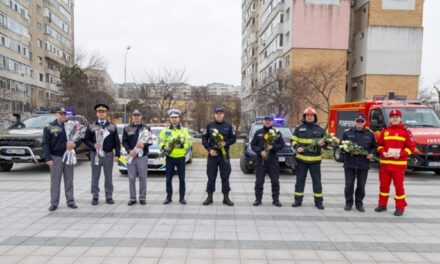 Poliţiştii, jandarmii şi pompierii au împărţit flori doamnelor şi domnişoarelor, de 8 martie