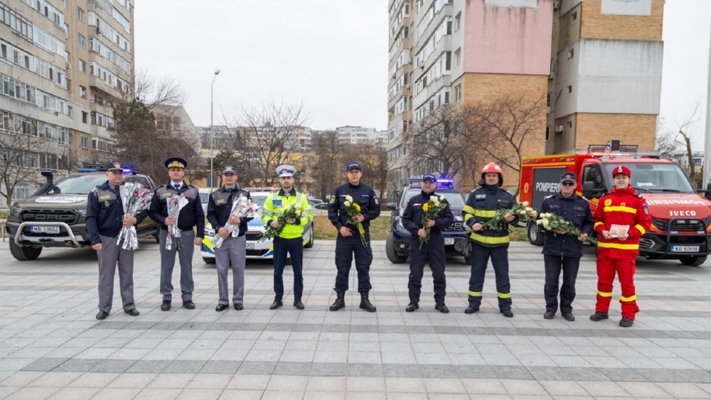 Poliţiştii, jandarmii şi pompierii au împărţit flori doamnelor şi domnişoarelor, de 8 martie