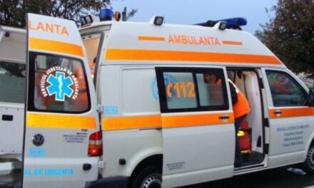 Slava Rusă: Microbuz şcolar lovit de un autoturism care circula pe contrasens. Doi elevi au ajuns la spital