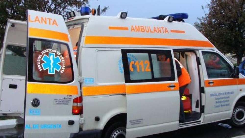 Slava Rusă: Microbuz şcolar lovit de un autoturism care circula pe contrasens. Doi elevi au ajuns la spital