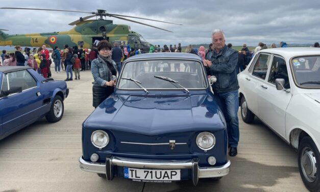 Iubitorii de maşini de epocă au încântat publicul tulcean la Ziua Porţilor Deschise la Aeroportul „Delta Dunării” Tulcea