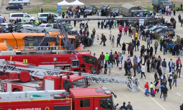 Mii de vizitatori prezenţi la Ziua Porţilor Deschise la Aeroportul „Delta Dunării” din Tulcea