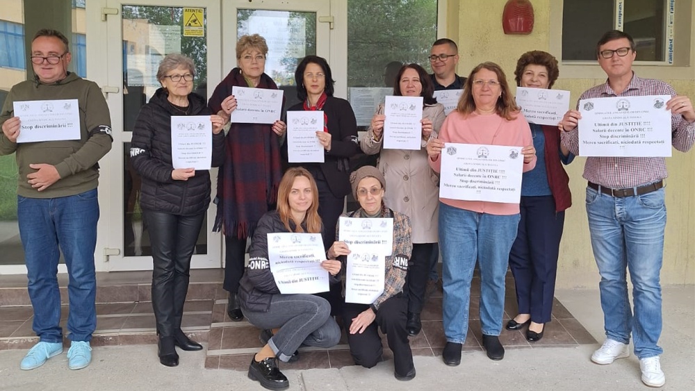 Protest al sindicaliştilor de la Registrul Comerţului din Tulcea: cer majorarea salariilor cu 15%