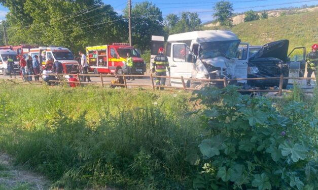 Accident între un microbuz şi o maşină de teren: şapte persoane au fost rănite