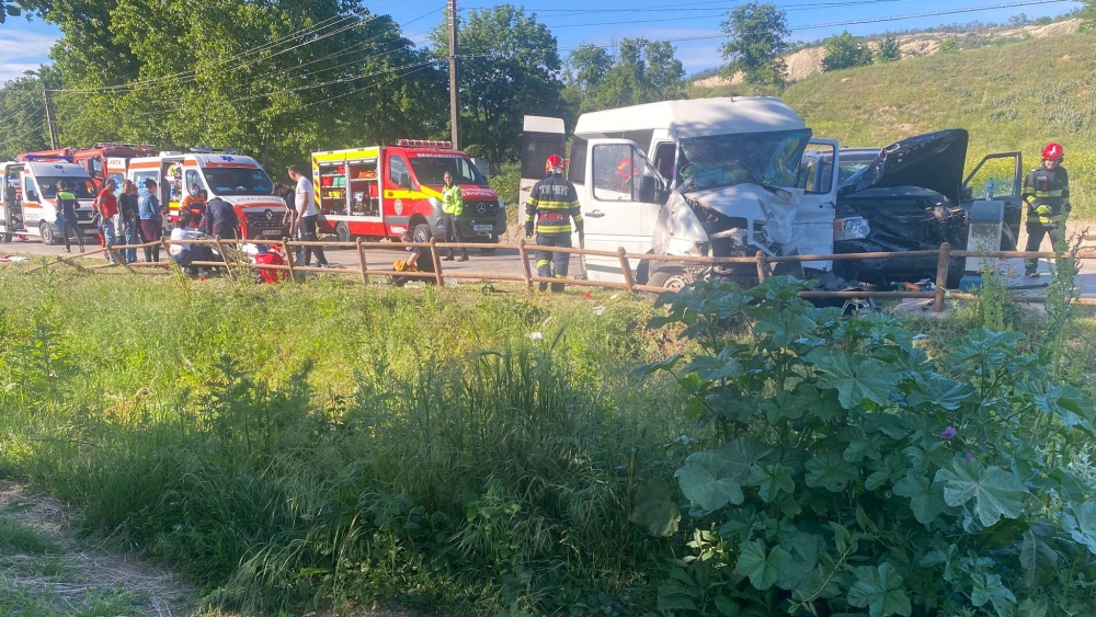 Accident între un microbuz şi o maşină de teren: şapte persoane au fost rănite