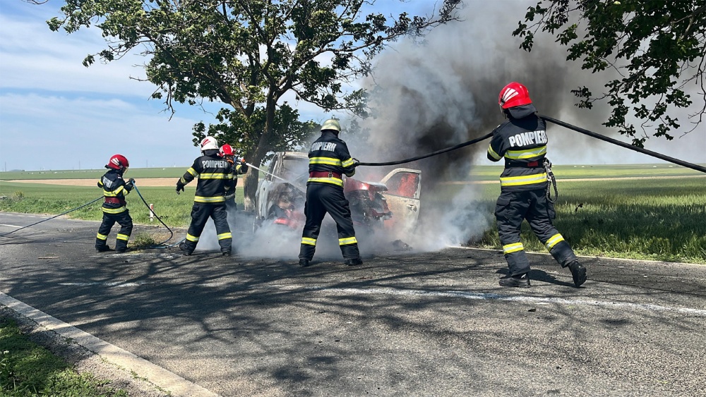 O maşină a lovit un copac şi a luat foc