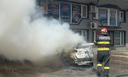 O maşină electrică a luat foc în municipiu