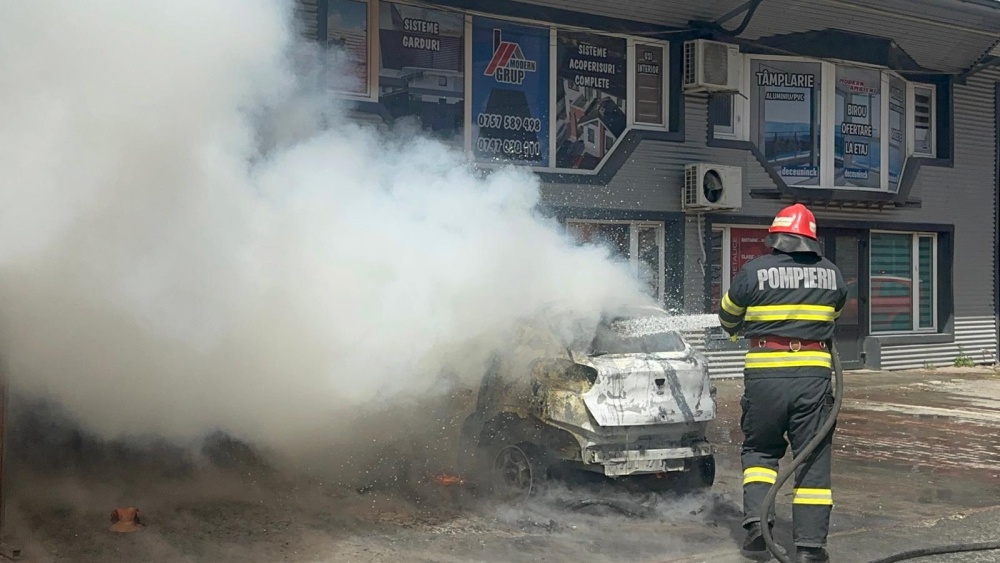 O maşină electrică a luat foc în municipiu