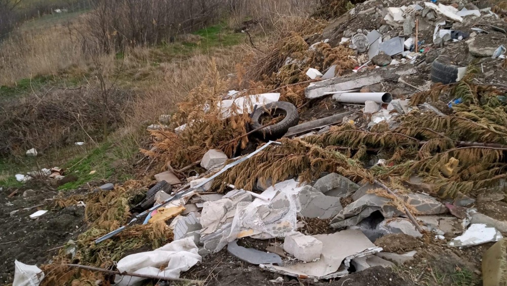 Primării tulcene amendate pentru deşeuri abandonate