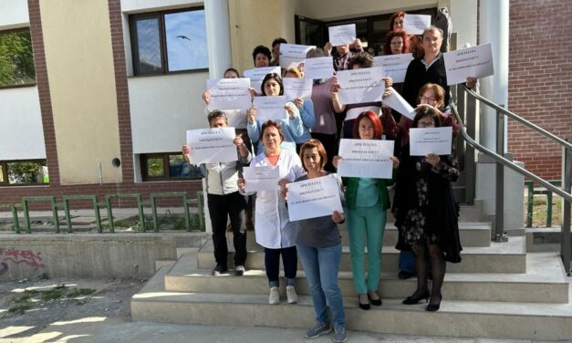 Protest al angajaţilor de la Protecţia Mediului Tulcea împotriva discriminării salariale