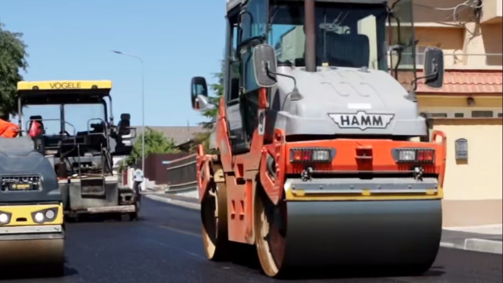 Se toarnă ultimul strat de asfalt pe Strada Păcii