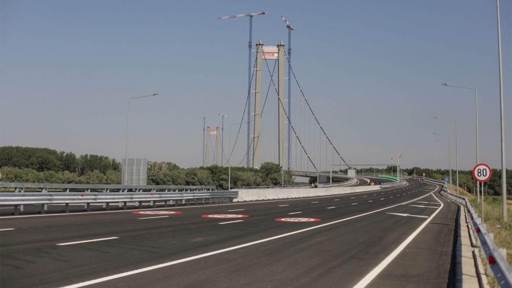 Podul peste Dunăre: Constructorul cere bani pentru a deschide drumul de legătură de la Jijila