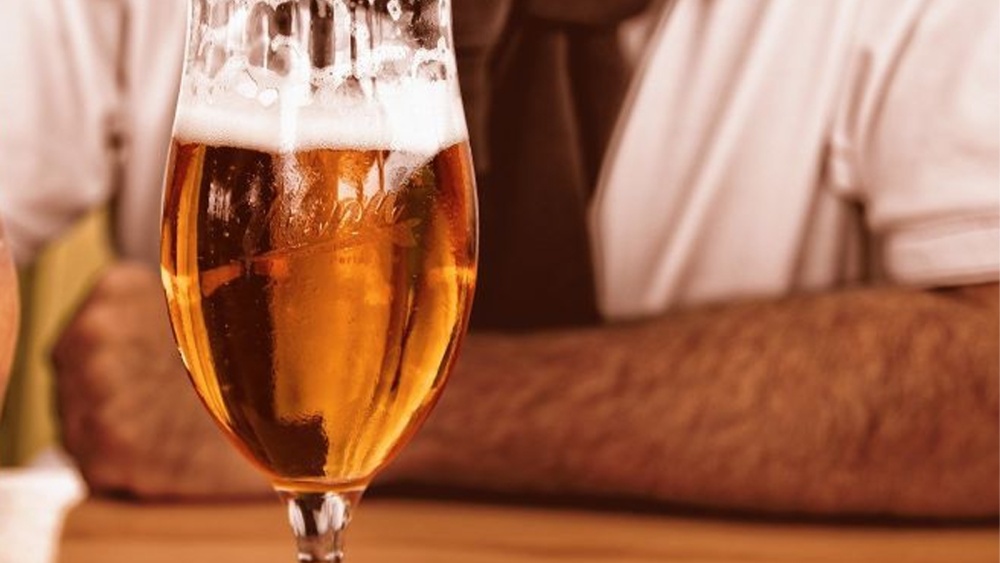 Prins la băut bere furată într-un restaurant din municipiu